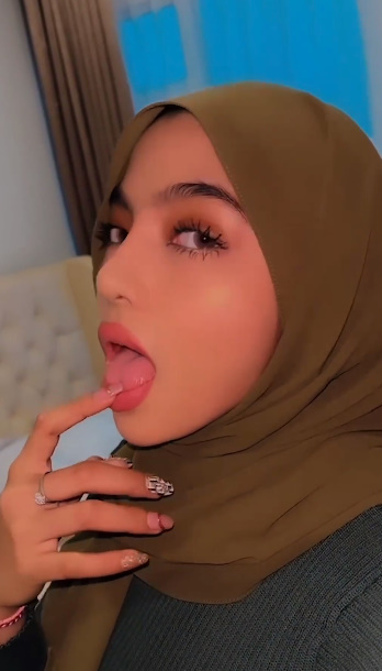 looking makes it hot_66