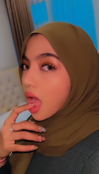 looking makes it hot_66