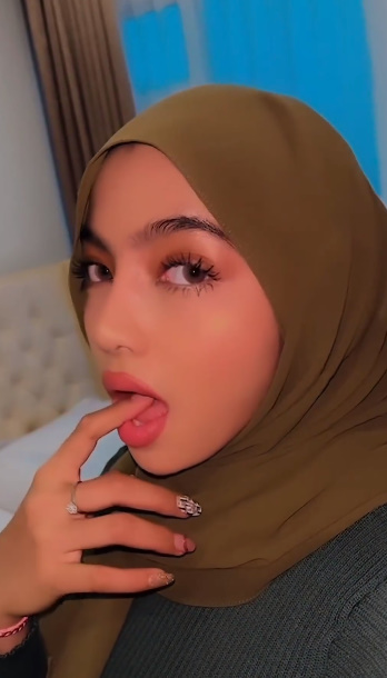 looking makes it hot_66