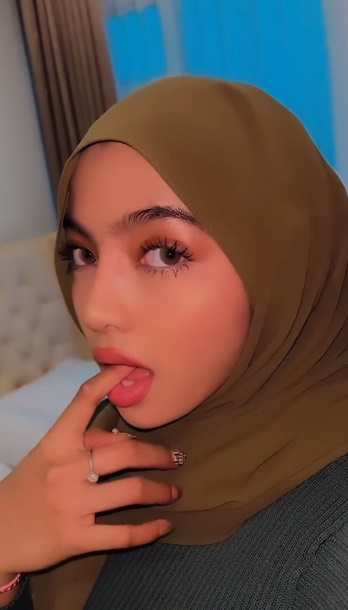 looking makes it hot_66