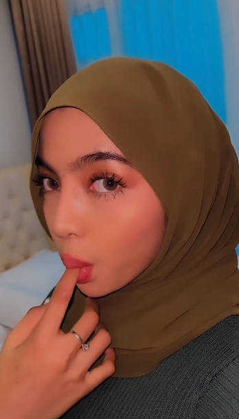 looking makes it hot_66