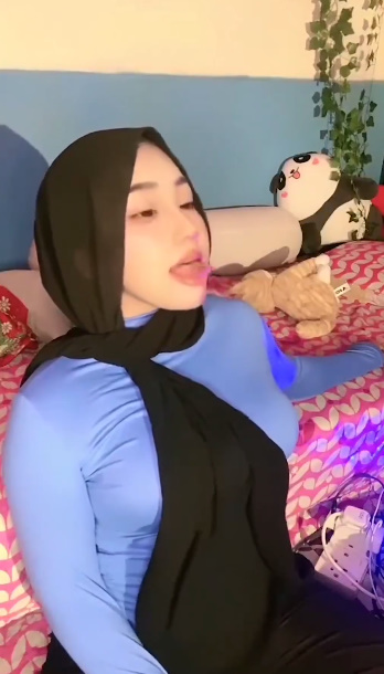 looking makes it hot_66