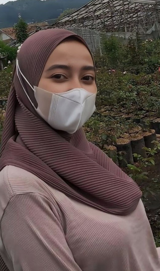 looking makes it hot_67