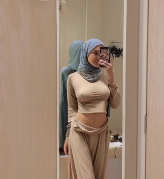 looking makes it hot_71