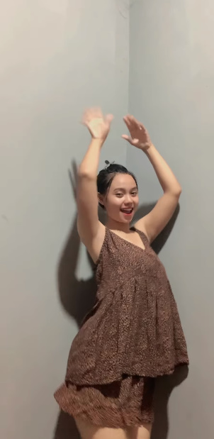 looking makes it hot_71