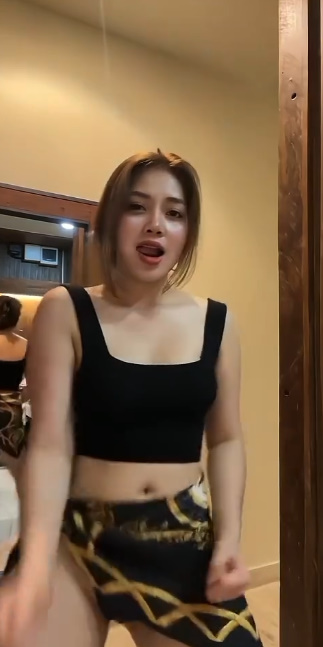 looking makes it hot_72