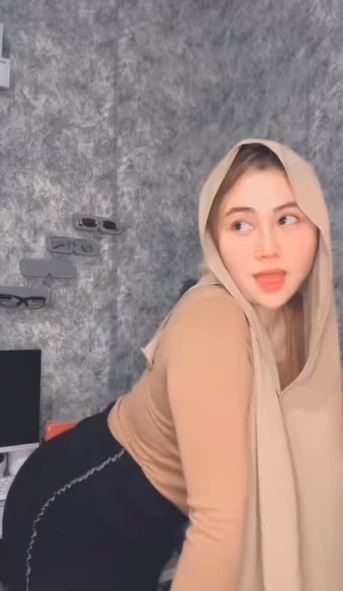 looking makes it hot_72