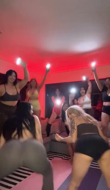 looking makes it hot_75