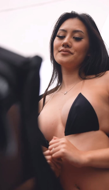 looking makes it hot_75