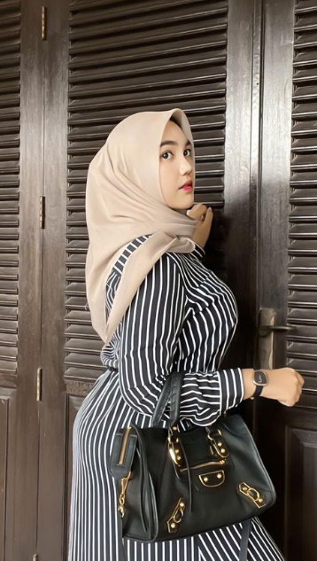 looking makes it hot_76