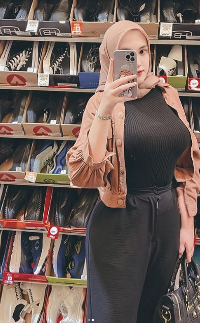 looking makes it hot_76