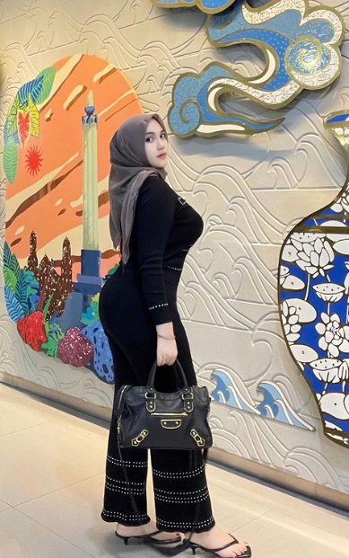 looking makes it hot_76