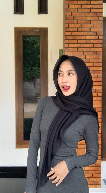 looking makes it hot_77