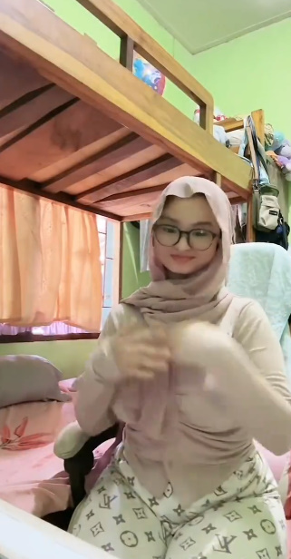 looking makes it hot_77