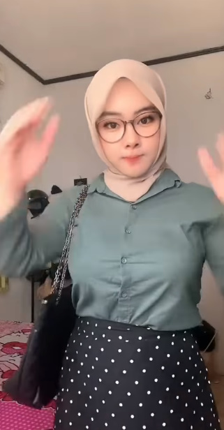 looking makes it hot_77