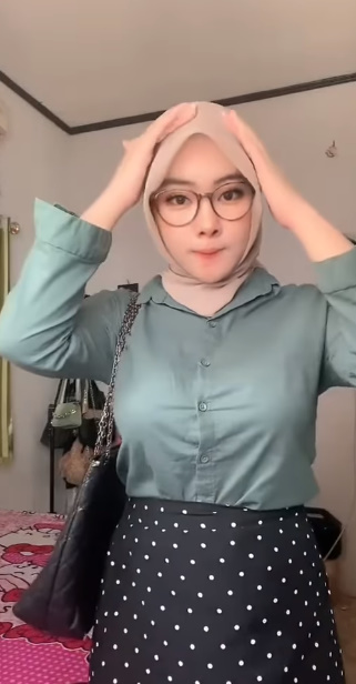 looking makes it hot_77