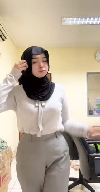 looking makes it hot_77