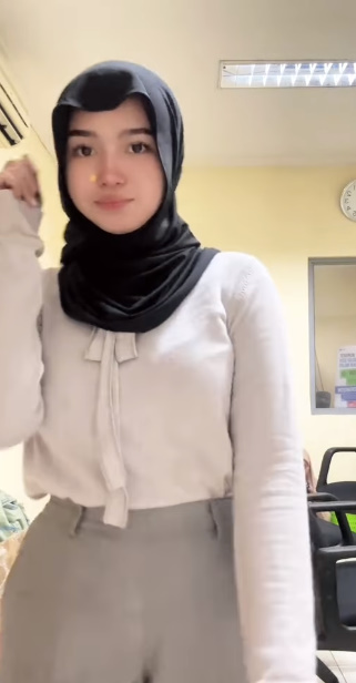 looking makes it hot_77