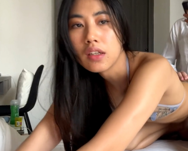 looking makes it hot_78