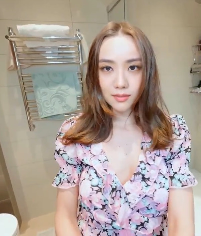 looking makes it hot_79