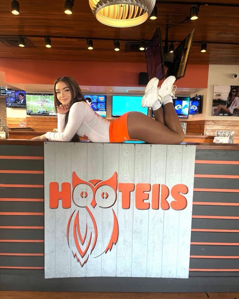 hooters girls