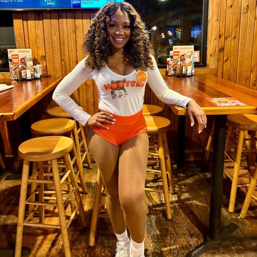 hooters girls
