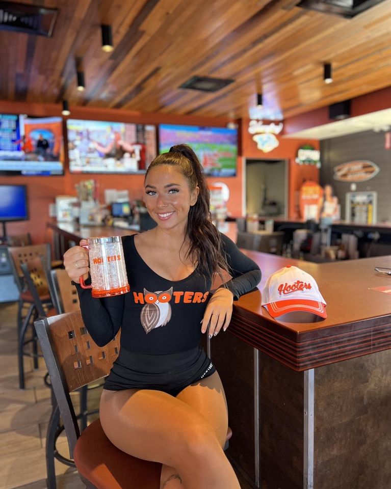 hooters girls