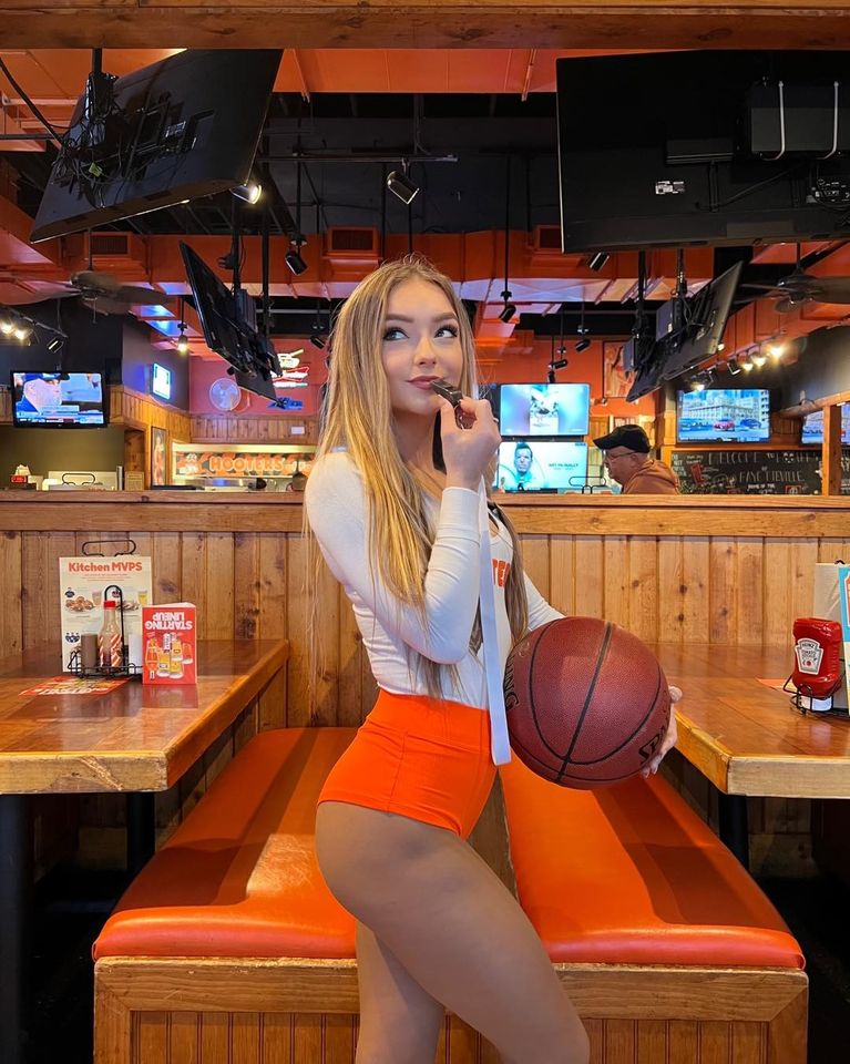 hooters girls