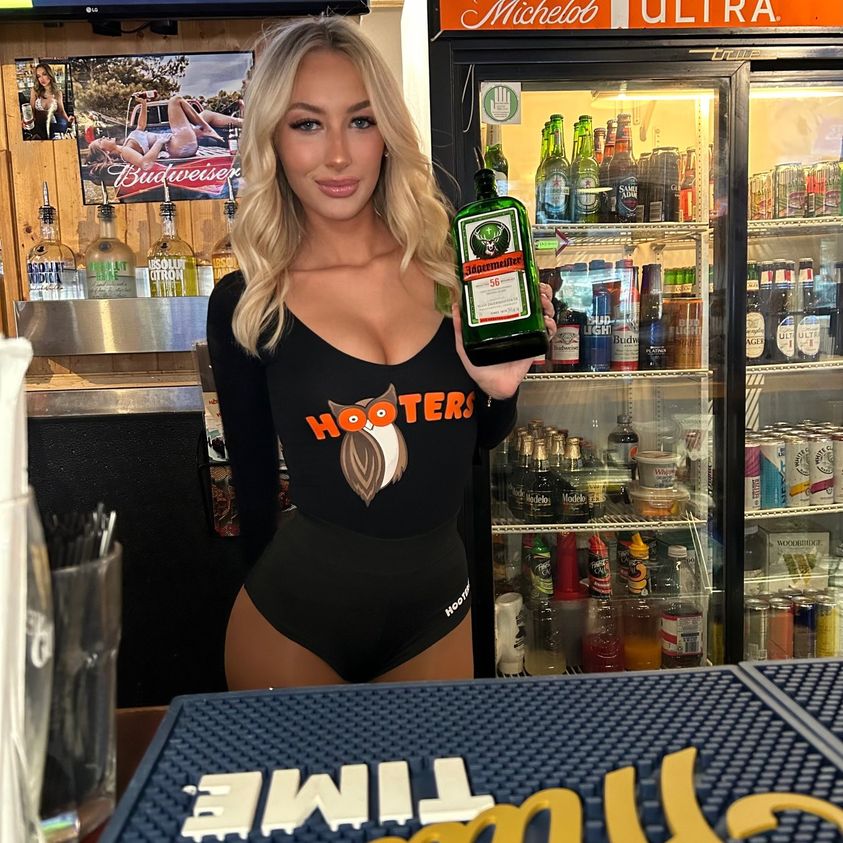 hooters girls