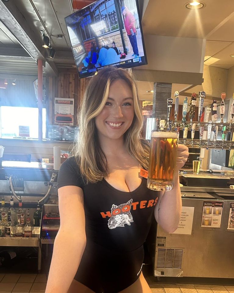 hooters girls