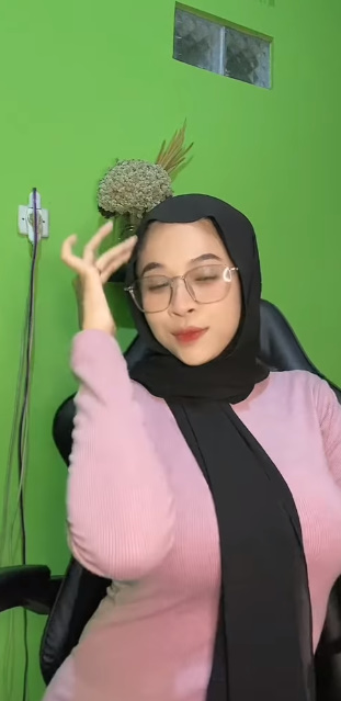 looking makes it hot_82