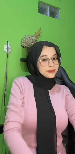 looking makes it hot_82