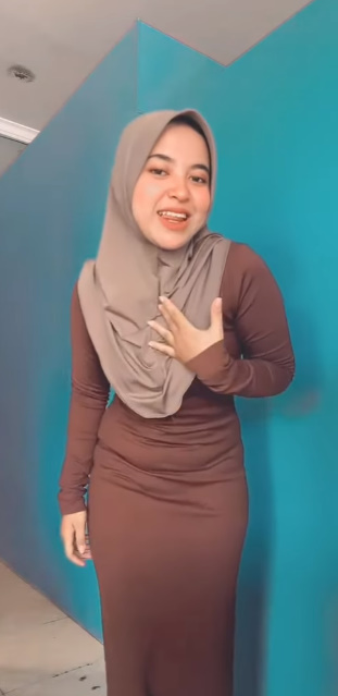 looking makes it hot_82