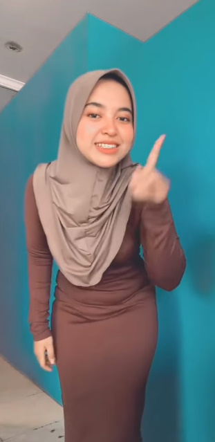 looking makes it hot_82