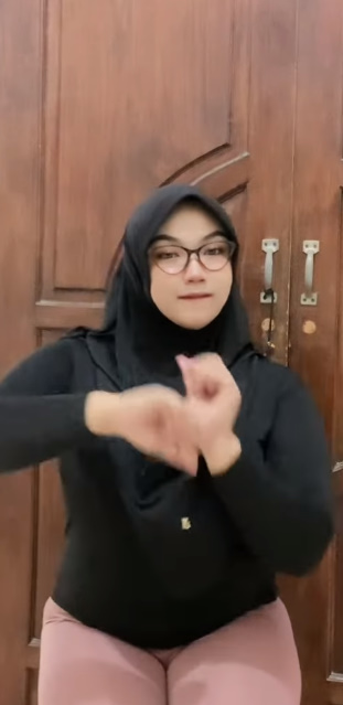 looking makes it hot_82