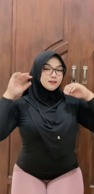 looking makes it hot_82