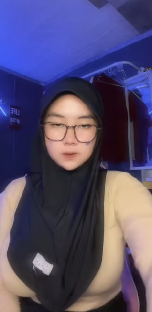 looking makes it hot_82