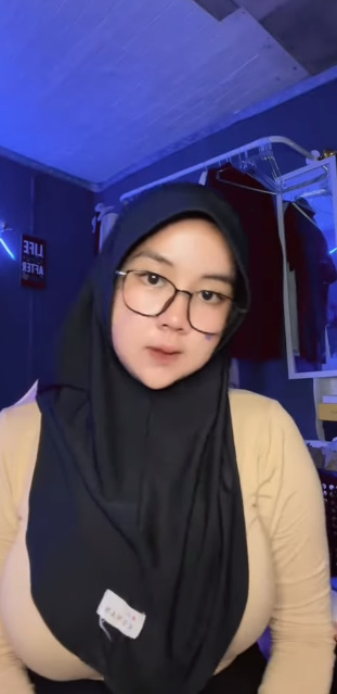 looking makes it hot_82