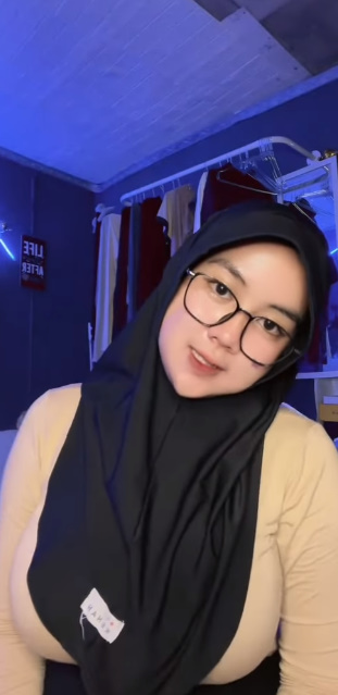 looking makes it hot_82