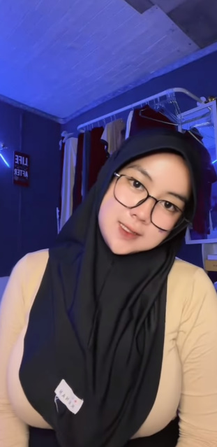 looking makes it hot_82