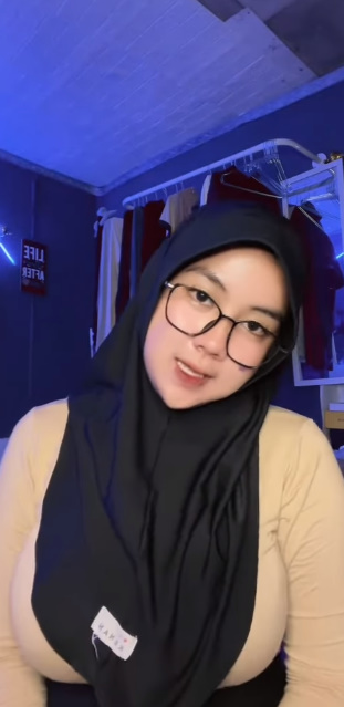 looking makes it hot_82