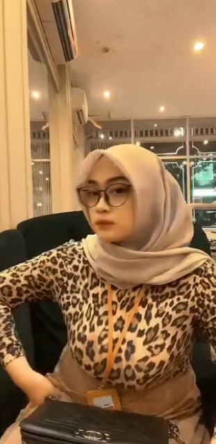 looking makes it hot_82