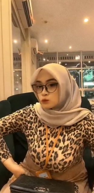 looking makes it hot_82