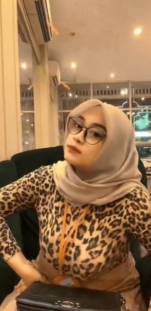 looking makes it hot_82