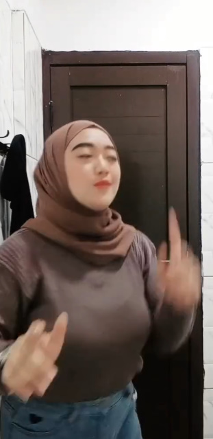 looking makes it hot_82