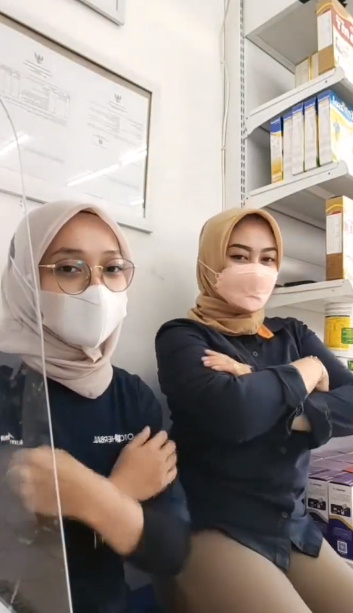 looking makes it hot_82