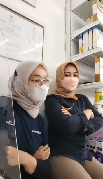 looking makes it hot_82