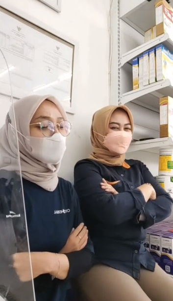 looking makes it hot_82