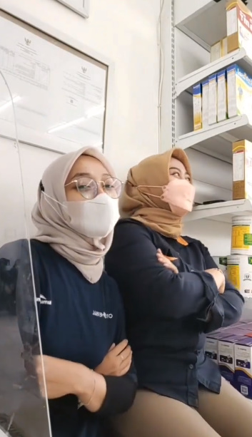 looking makes it hot_82