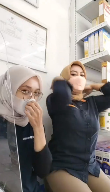 looking makes it hot_82